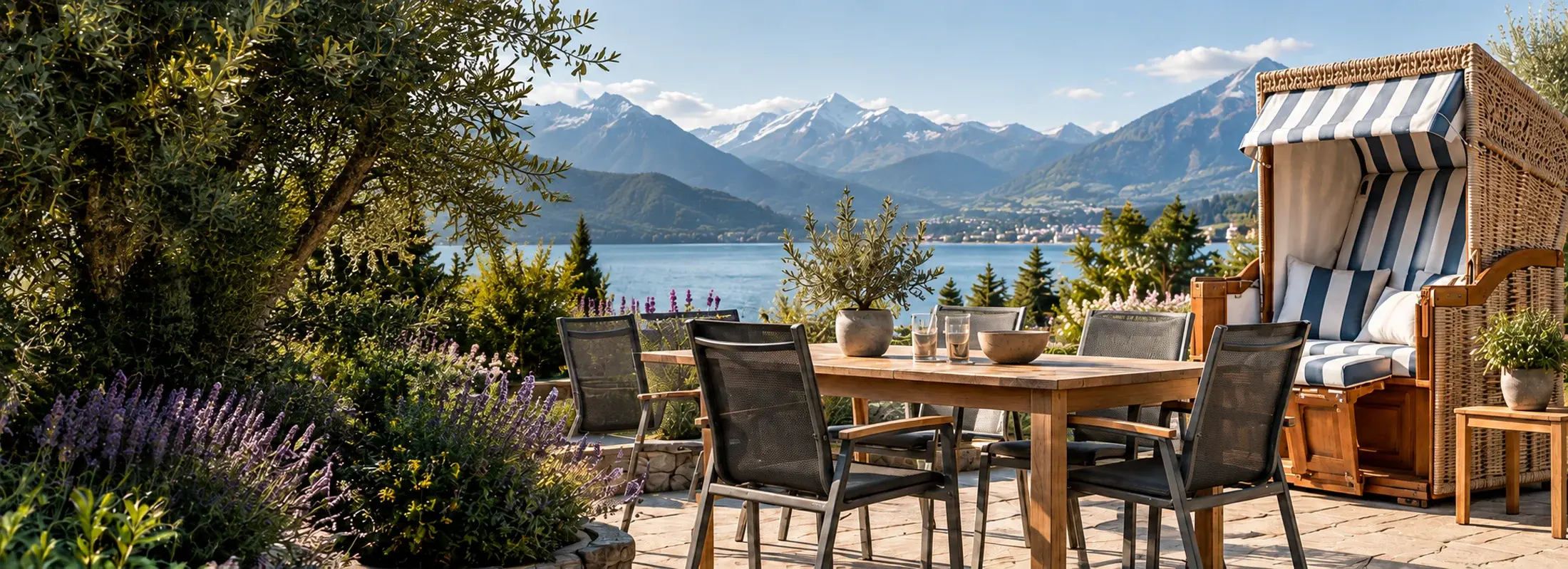 Illustrative Gartenszene mit Strandkorb und Sitzgruppe vor einem See und den Alpen